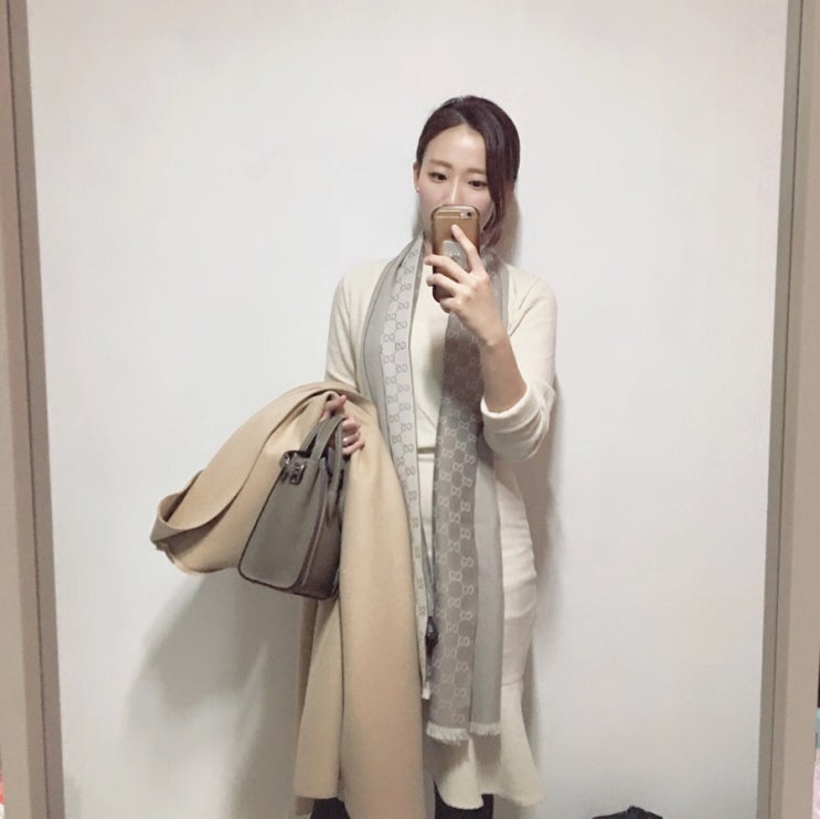 이봉봉 데일리룩 / 안나앤모드 캐시미어 니트, 화이트 머메이드 스커트, 베이지 로브코트, 나노 러기지 수리, 구찌 머플러