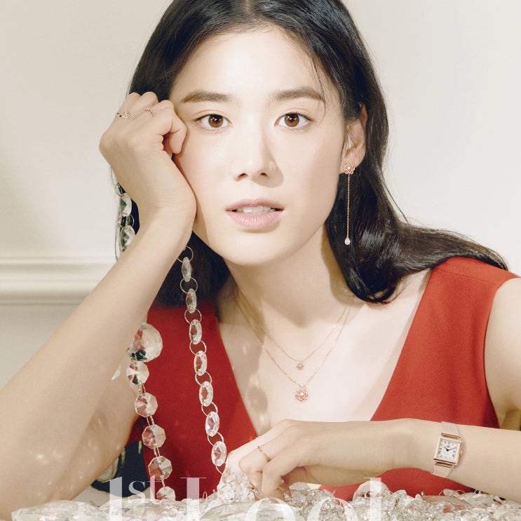 연말선물 정은채화보에 다 있지~ 로즈몽 시계부터 목걸이 귀걸이까지