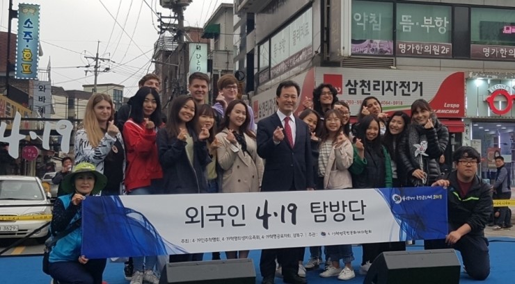 김주열을 강북구 4·19혁명 국민문화제 둘러본 외국인 유학생 탐방단