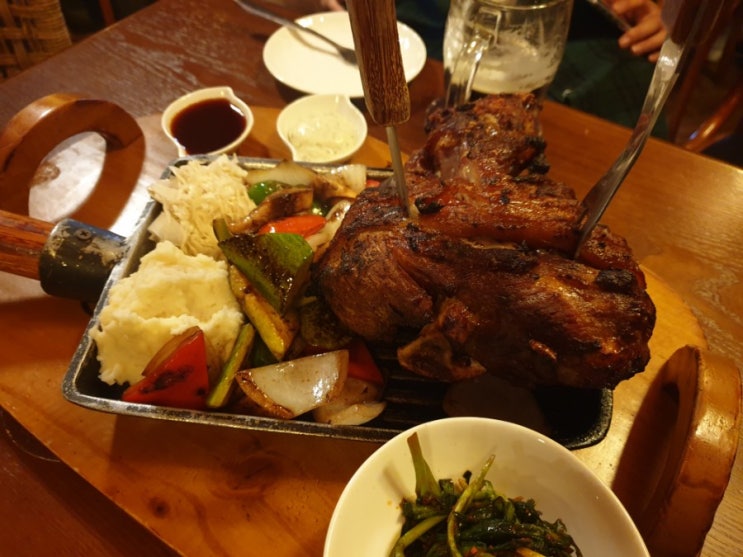 영등포구청역 술집. 코젤 다크 하우스. 슈바인스학세+다크 시나몬 꿀맛.