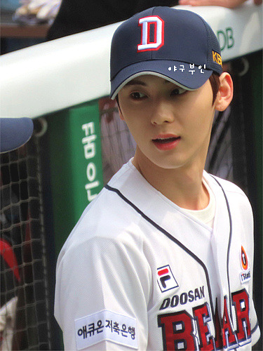 (190504) 뉴이스트 민현(황민현), 두산베어스 시구, 마운드 위의 청량한 황민현 승리요정 되다 (190504) 뉴이스트 민현(황민현), 두산베어스 시구, 마운드 위의 청량한 황민현 승리요정 되다