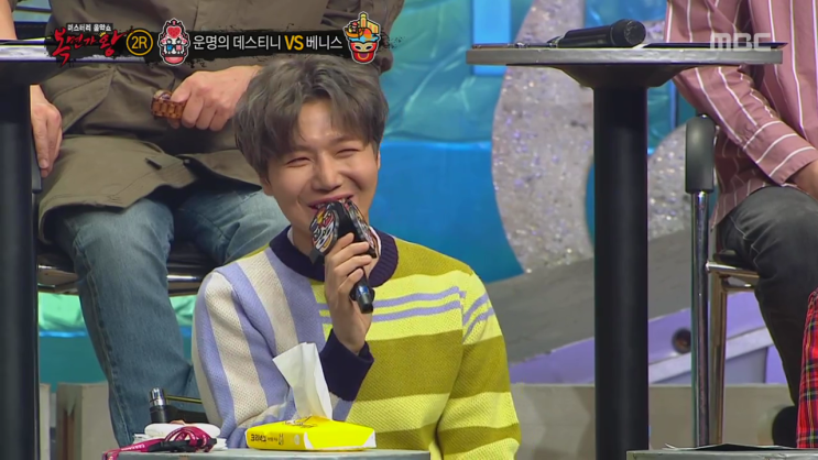 [STND 컬러블럭 라운드 니트] 펜타곤 진호님 착용