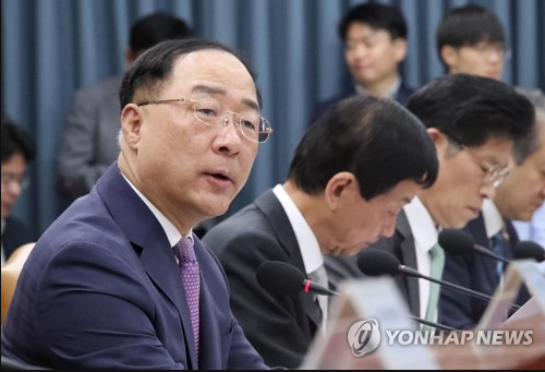 정년 연장 되어도 청년층에 영향 없을 것이라는 홍남기 부총리