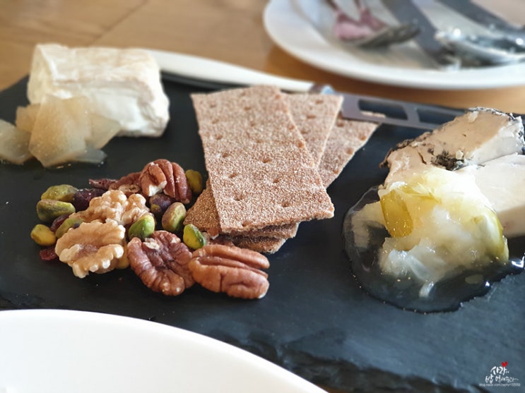 수요미식회 치즈 - 이태원 치즈플로 Cheese Flo : 국내산 아티장 치즈로 만드는 훌륭한 컨템퍼러리 요리들, 신선 치즈 플레이트, 얼린 염소치즈와 배, 치즈 플레이트 2종, 수요미식회 치즈 - 이태원 치즈플로 Cheese Flo : 국내산 아티장 치즈로 만드는 훌륭한 컨템퍼러리 요리들, 신선 치즈 플레이트, 얼린 염소치즈와 배, 치즈 플레이트 2종,