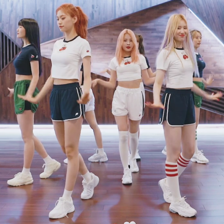 위키미키 김도연 사복 패션 안무 영상 속 여자운동화!