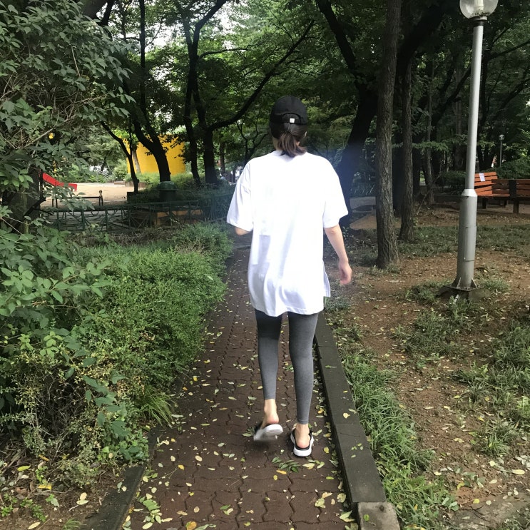아디다스 알파바운스 슬리퍼로 간편 데일리룩 완성