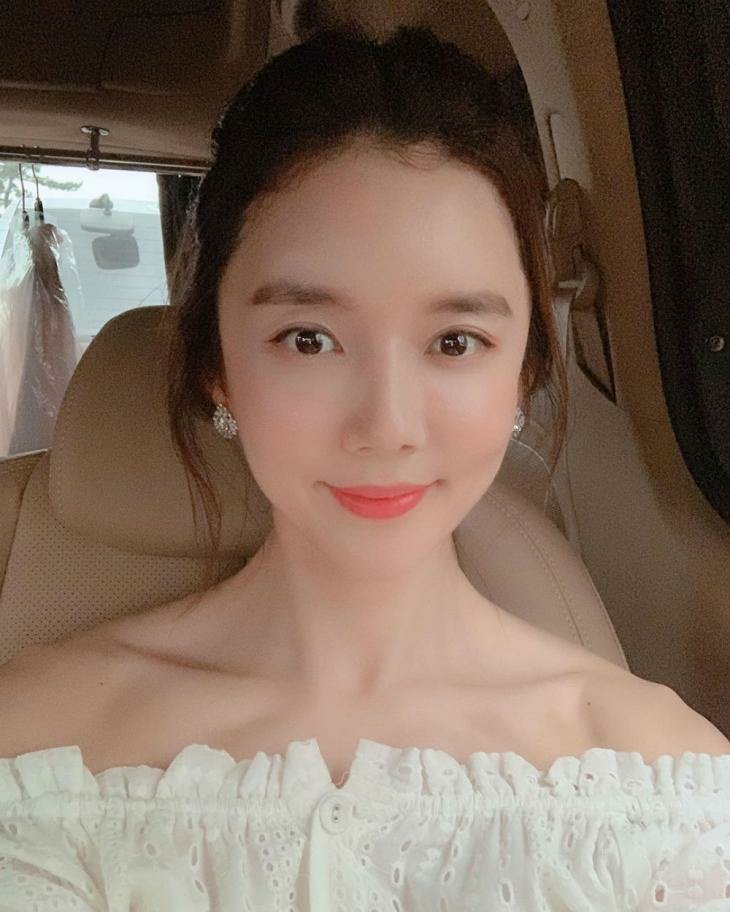 ‘보석비빔밥’ 강세정,  오프숄더 의상으로 변함없는 미모 과시… “자신감 뿜뿜하는 파타야 출신 배우”
