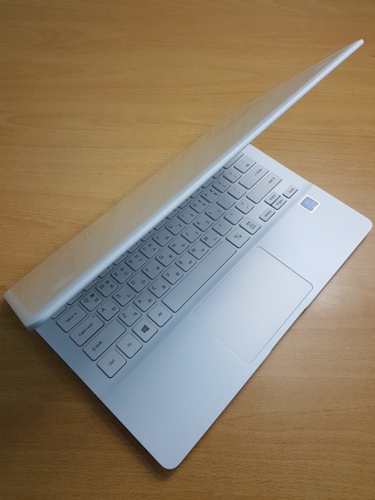 NT900X3J-K24W 599,000원 13.3 FULL HD 해상도 얇고가벼운 2018년형 삼성 아티브북9 메탈 화이트 NT900X3J-K24W 599,000원 13.3 FULL HD 해상도 얇고가벼운 2018년형 삼성 아티브북9 메탈 화이트