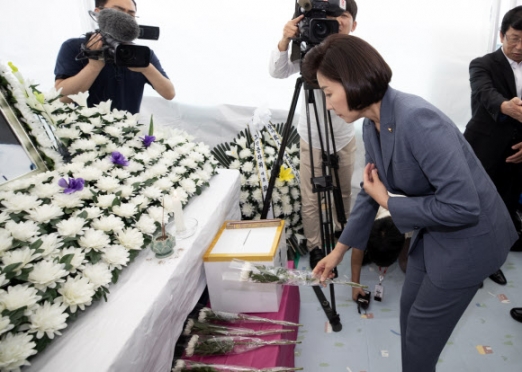 ‘사인 불명’ 탈북 엄마·6살 아들 장례, 통일부 “최대예우 진행”
