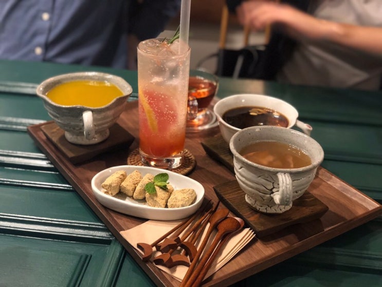 부산 벚꽃은 이미 개화!! 온천천카페거리 월향당 c