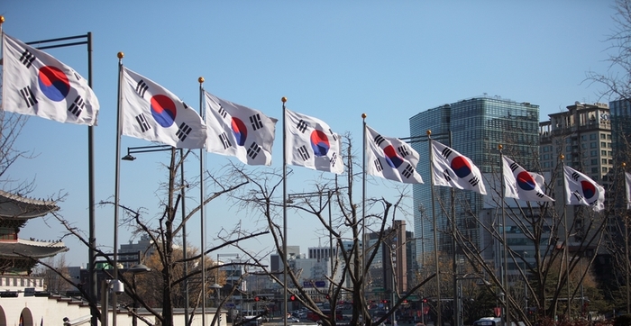 개천절 태극기 다는법 잊지 않고 달았어요