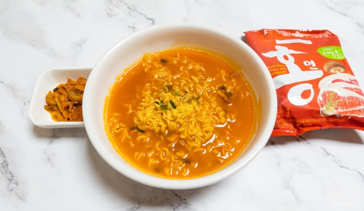 풀무원 홍면! 얼큰하니 국물의 깊은 맛이 좋아~