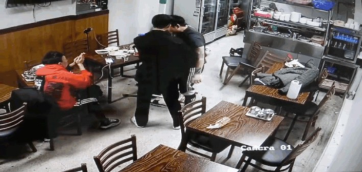 2급 장애 유튜버 김재석 술 먹방 방송중 중학교 동창에 묻지마 무차별 폭행 당해 CCTV자료 청와대 국민청원 링크