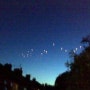 UFO가 나타났다?! 영국의 밤하늘에 늘어선 의문의 불빛들!!!