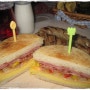 잉글리쉬 미핀으로 만든 에그 샌드위치