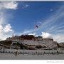 중국 라싸의 포탈라 궁과 전통 티베트 건축물