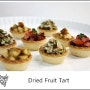 케이터링 메뉴 - Dried fruit tart (건과일을 화이트와인소스에 졸인 타르트)