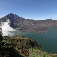 인도네시아 산: 백두산 천지연 닮은 호수인 “스가라 아낙”을 품은 롬복의 린자니산 등반기