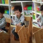 베이비존 부르주아 유아책상에 앉아서 스스로 책읽는 지우