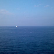 하늘보다 파란 바다.