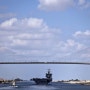 수에즈 운하를 통과하는 미 해군 항모 USS Enterprise (CVN 65)
