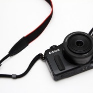 [EOS M]캐논의 첫 미러리스 카메라 EOS M. 기본 액세서리를 장착해보자! 액정보호필름 / 스트랩