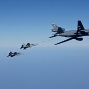 아라비아해 상공서 미 공군 KC-10A로부터 급유받는 미 해군 F/A-18