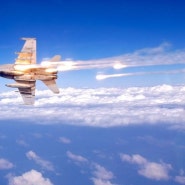 아라비아해 상공서 플래어를 터트리며 기동중인 미 해군 F/A-18C