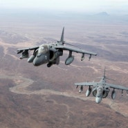 아프가니스탄 헬만드 상공을 비행중인 미 해병대 AV-8B 공격기