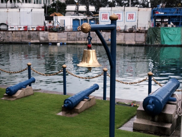 정오에 울려 퍼지는 단 한발의 축포 - 눈데이건(午砲 Noonday Gun)과 타이푼쉘터(Causeway Bay Typhoon ...