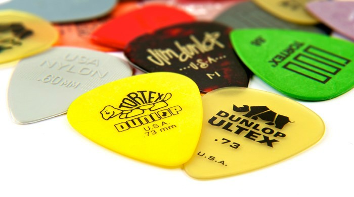 Как выбрать медиатор. Медиаторы dunlop cp36gw1. медиатор guitarland. для чего нужен медиатор для гитары. guitarland медиатор металлический.