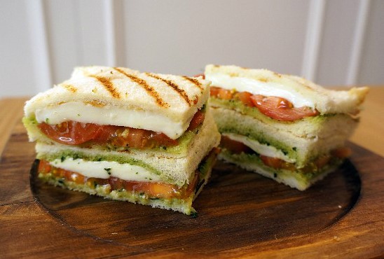 [바질페스토 샌드위치] 후레쉬 모짜렐라 치즈& 토마토, 바질페스토로 만드는 간단 샌드위치:)  : 네이버 블로그