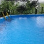 비와도 즐거울 수 밖에.. 수영장에서 놀다보면 비와도 더 즐거워..^^