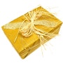 황금색 포장지로 둘러싼 선물용 박스