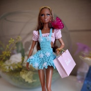 Tanned Skin을 지닌 City Shopper Barbie의 블루 플레어 미니 드레스에요~