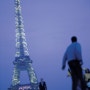프랑스 파리의 개선문과 에펠탑의 야경 사진입니다.