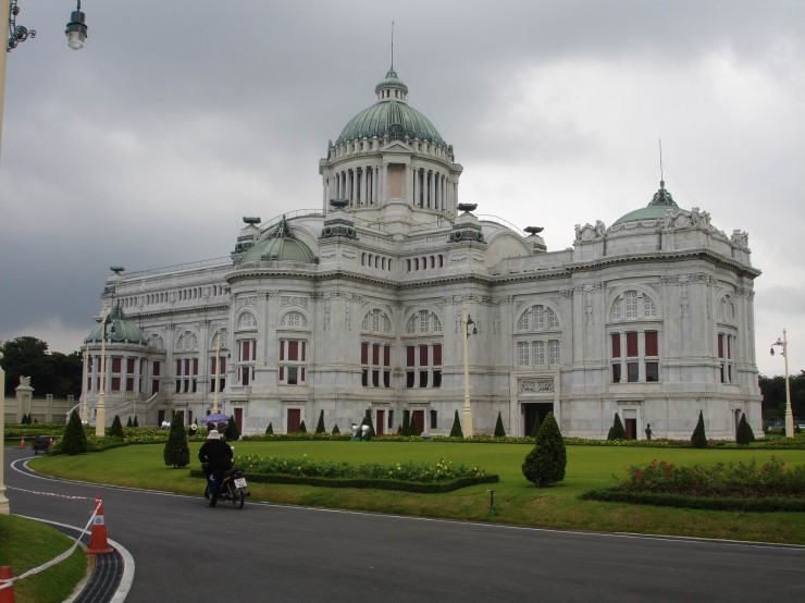 세계적인 관광 명소인 방콕의 두싯궁전(Dusit Palace)에서 발견한 영문 ....