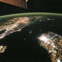 밤이 되면 북한 땅은 사라진다. 바다가 된다.