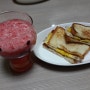 아침식사같은 야식 : 딸기에이드와 계란토스트 :)