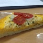 [브랜데코 토마토와 치즈듬뿍브레드 half] 1,000원으로 치즈가득한 토마토 빵을!
