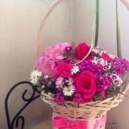 분홍꽃 흰바구니 출산선물