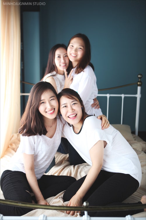 [우정사진] 환한 웃음만큼 좋은 배경은 없는 것 같습니다(4人 우정사진컨셉) : 네이버 블로그