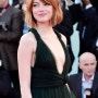 엠마 스톤 Emma Stone Deep Cleavage at Birdman Premiere in Venice