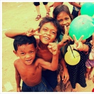 방콕맨의 끝나지 않은 킬링필드에 놓인 캄보디아 어린이들