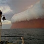 모래폭풍 Sandstorm 모래 괴물 : 바다 위에 우뚝 솟은 붉은 먼지의 벽의 놀라운 사진