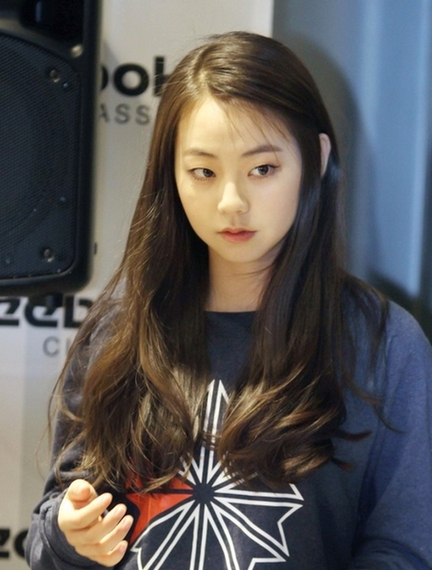 갈색 생머리를 가진 연예인
