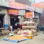 인도 길거리 시장의 모습 - 닭장에 갇혀있는 불쌍한 치킨