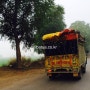 인도 시골의 화려한 색상 작은 화물 차량