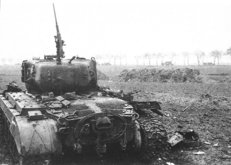 타이거-1 전차의 88mm 포에 파괴된 M26 퍼싱 전차 [Destroyed M26 Pershing tank by the ...