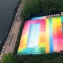 뉴욕 맨하탄에 있는 CMYK 색깔 수영장